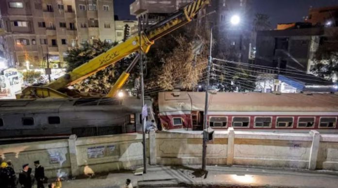 Egypt train derails