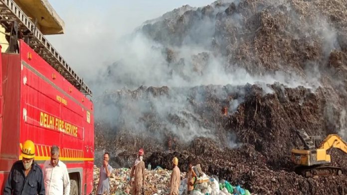 गाजीपुर लैंडफिल पर लगी आग