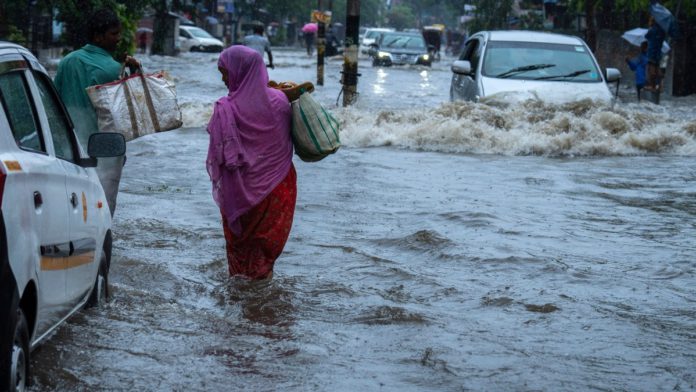 भारी बारिश से असम में आया बाढ़