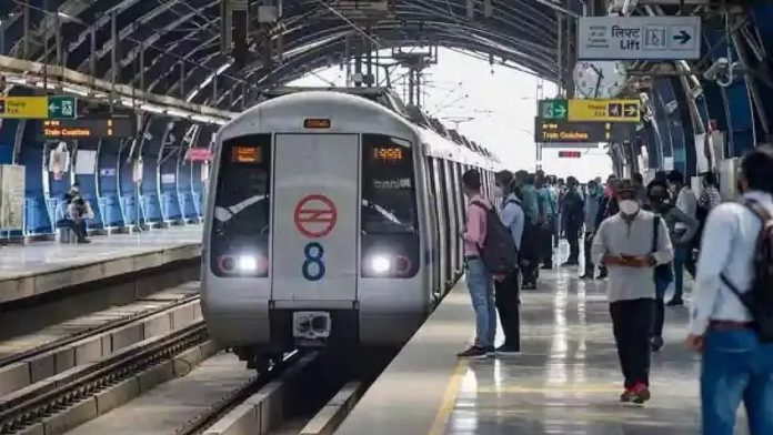 दिल्ली के इंद्रलोक मेट्रो स्टेशन पर कूदकर दे दी जान