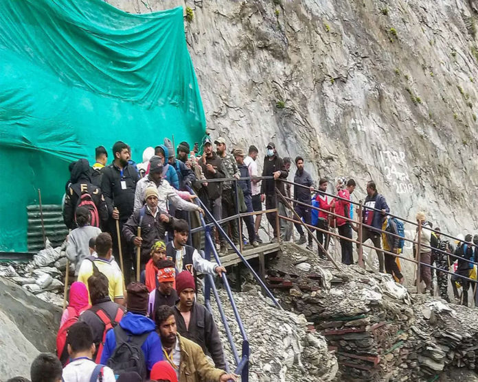 बालटाल, पहलगाम में फंसे अमरनाथ यात्रियों ने अधिकारियों से उन्हें निकालने का आग्रह किया