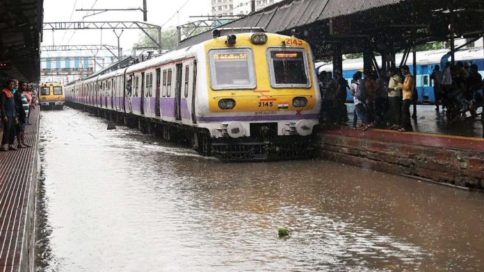 भारी बारिश की कारण 20 ट्रेनें हुई बाधित